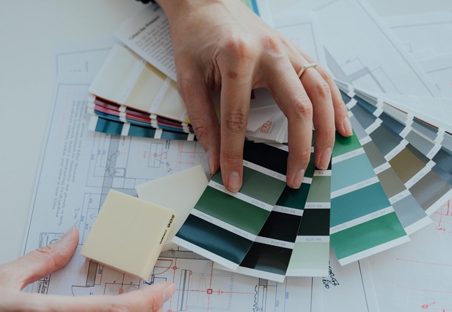 A hand selecting different colors.